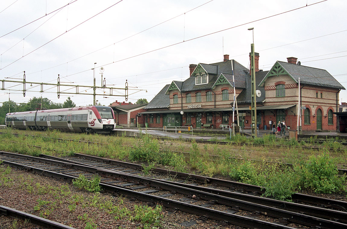 Reginatåget X51 3251 som tåg Västerås-Fagersta Norra gör uppehåll vid Fagersta C sommaren 2003. Foto Markus Tellerup.