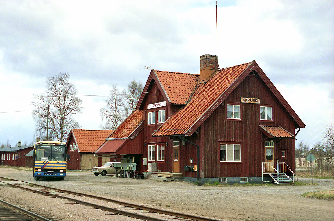 Stationshuset i Karungi maj 1990. Vid tidpunkten kördes ännu persontåg Boden-Haparanda medan buss mot Övertorneå-Pajala anslöt i Karungi. Foto Markus Tellerup.