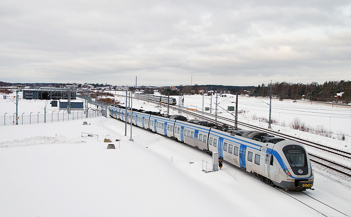 Bild: X60 6050 på väg in från Mälarbanans spår till pendeltågsdepån i Bro i januari 2010. I bakgrunden ett pendeltåg som just lämnat Bro i riktning Kungsängen. Foto Markus Tellerup.