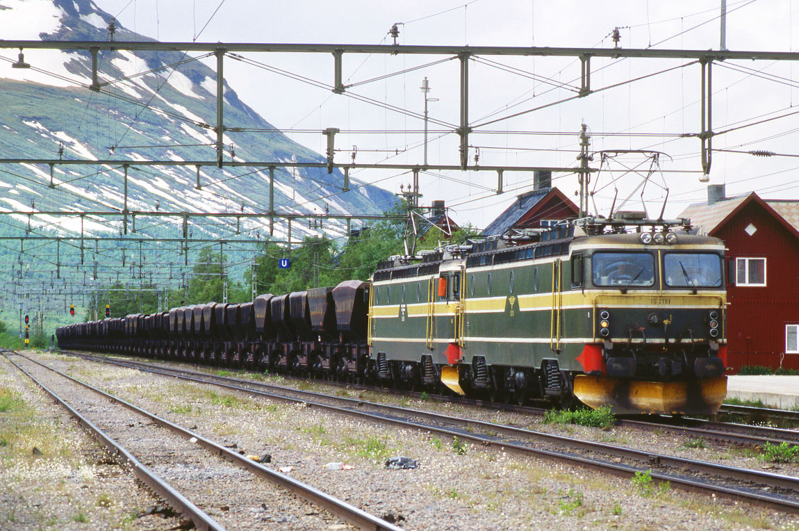 Bild: Två El 15-lok med malmtåg i Abisko Östra 1992