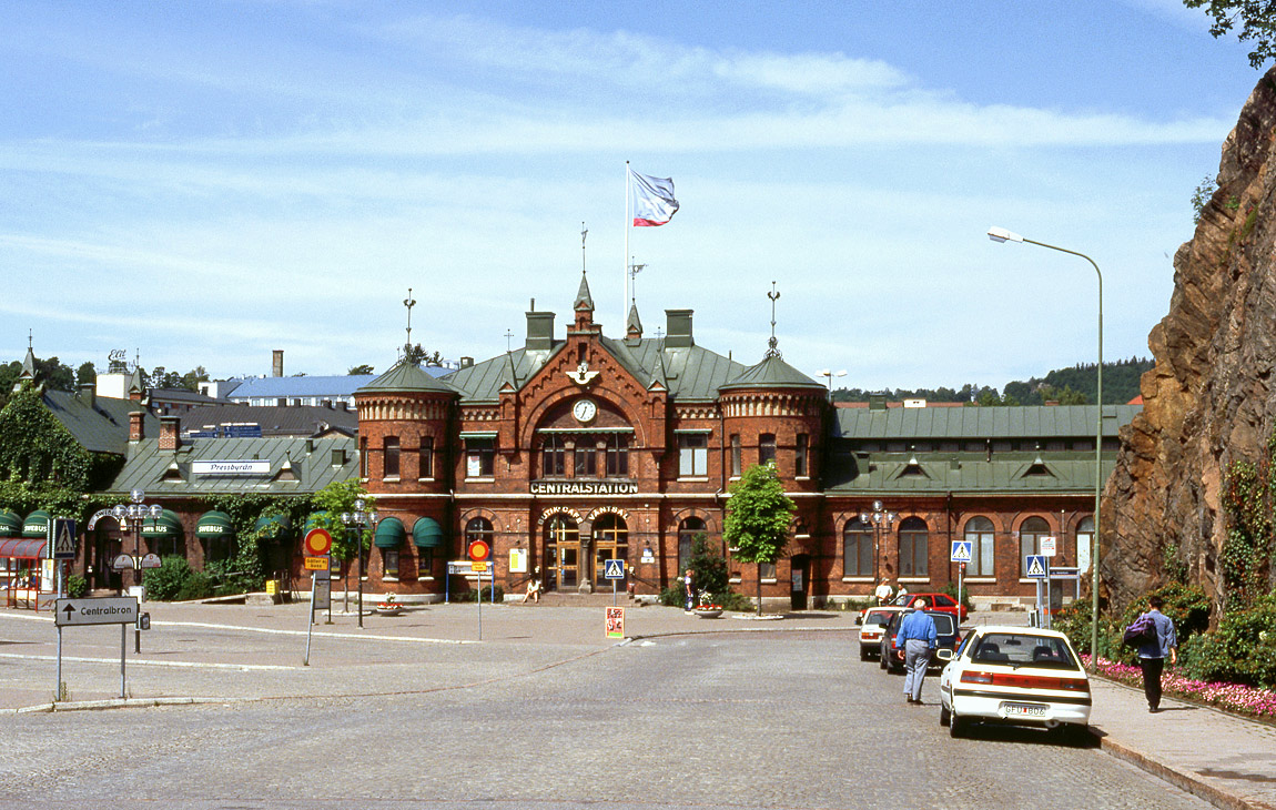 Nuvarande Borås Central byggdes 1894 i samband med tillkomsten av järnvägen från Göteborg. Stationen hette ursprungligen Borås Nedre men blev huvudstation för alla järnvägslinjer i Borås år 1930. Byggnadens rundbågestil gör den speciell bland de svenska stationshusen. Foto 1993, Markus Tellerup.