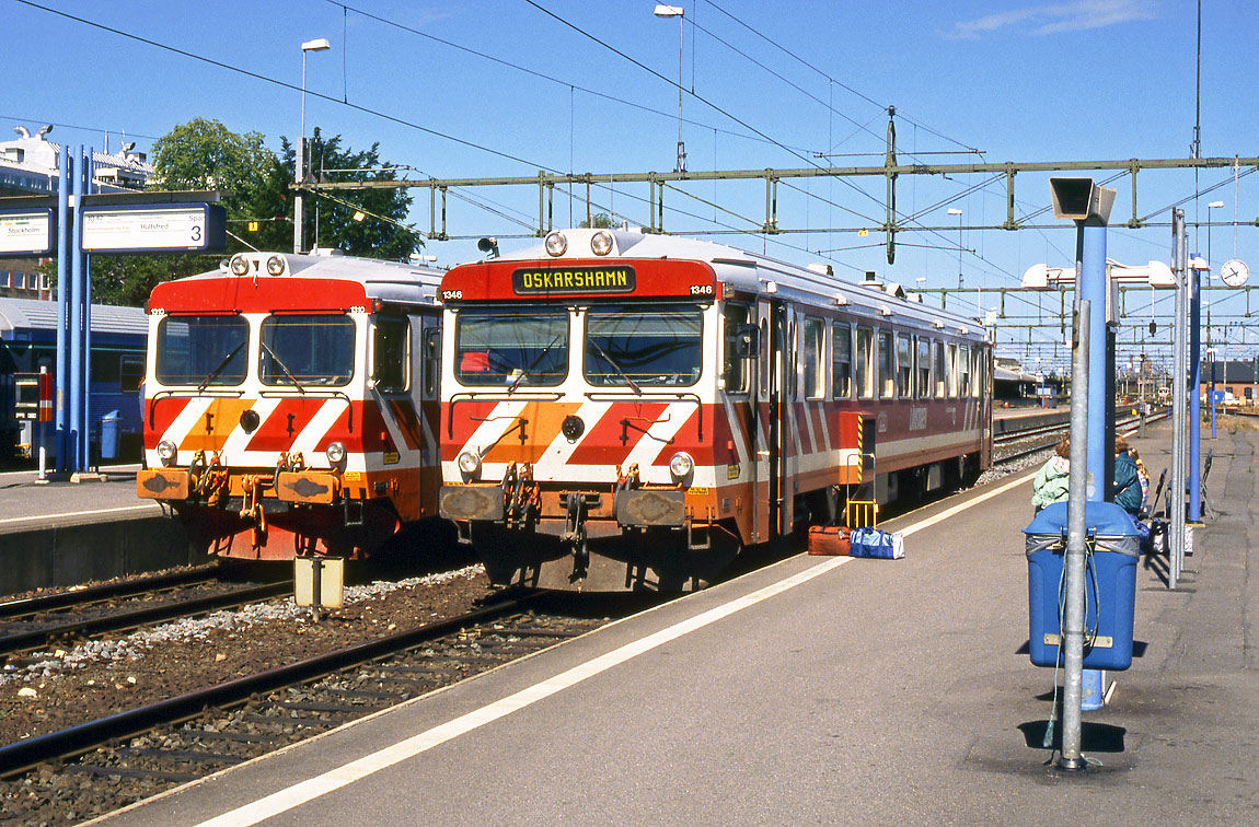 Två Y1-motorvagnar i Östgötatrafikens design som infördes för trafiken på Stångådals- och Tjustbanorna. Foto i Linköping 1994, Markus Tellerup.