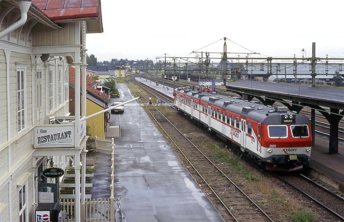 Stationen i Ljusdal i augusti 1995. X-Tåget X10 3182 har just ankommit från Gävle. Sedan dess har X10-tågen ersatts av Reginatåg. Foto Markus Tellerup.