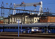 Bild: Tåg på Malmö C med Kockumskranen i bakgrunden