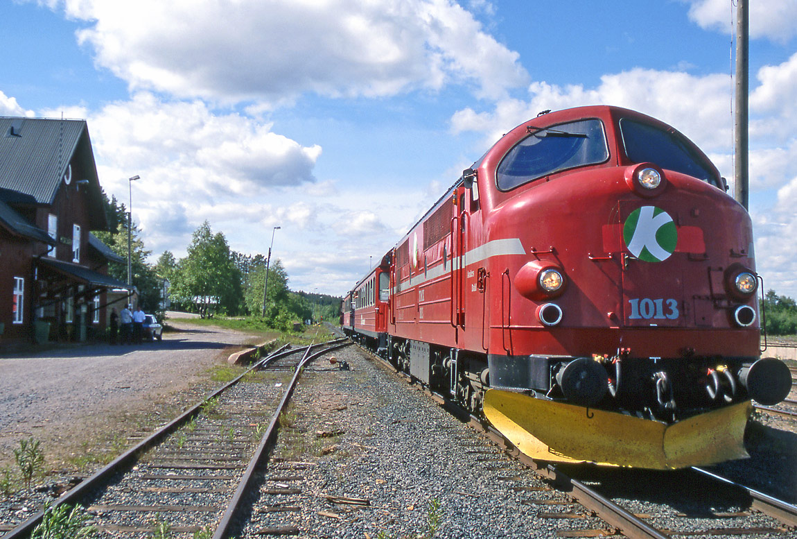 Tågkompaniets inhyrda TMX 1013 med persontåg Luleå-Haparanda gör uppehåll i Morjärv i juni 2000. Denna trafik pågick bara under en sommarsäsong