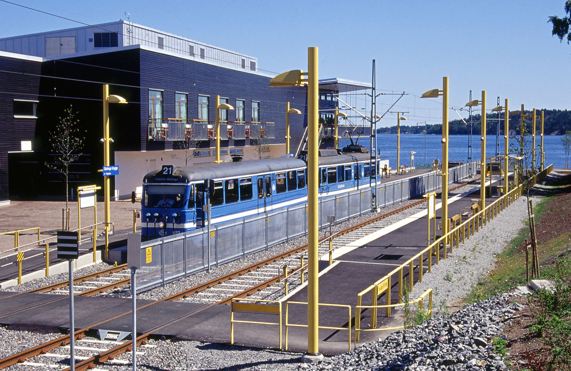 Den då alldeles nya ändhållplatsen Gåshaga brygga den 5 juli 2001. Foto Markus Tellerup.