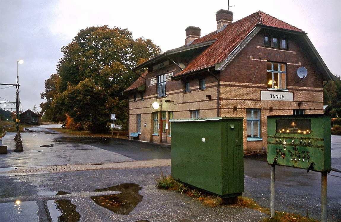 Stationshuset i Tanum 2002. Foto Markus Tellerup.