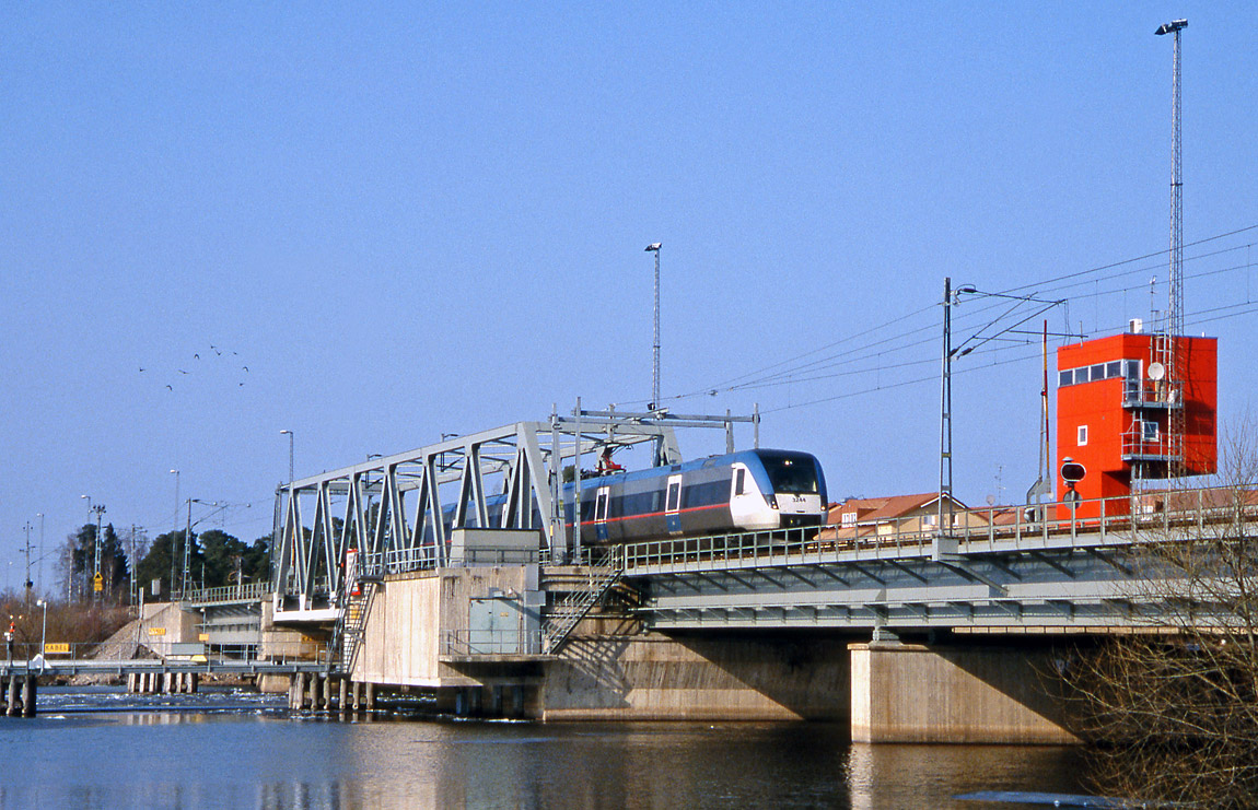 Reginatåget X50 3244 på väg mellan Västerås och Eskilstuna korsar Mälaren vid Kvicksund