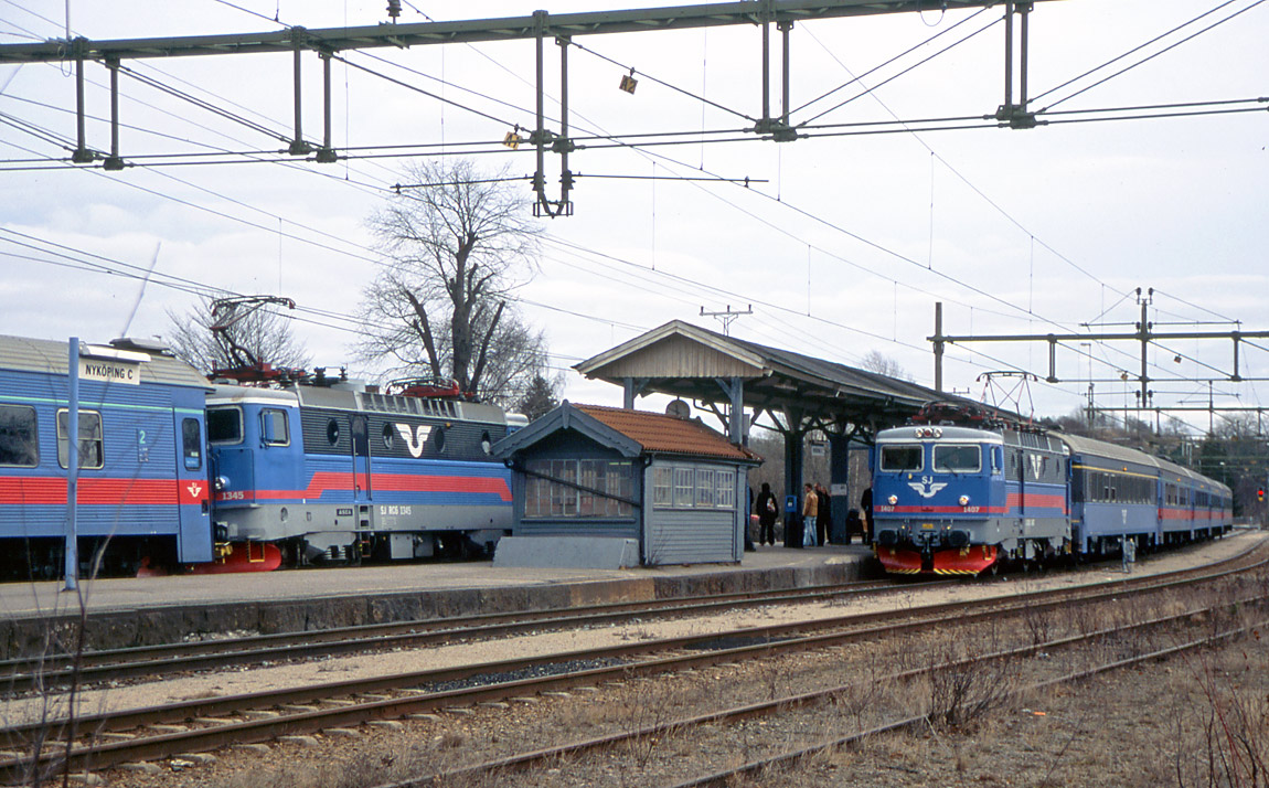 Tågmöte vid den enda perrongen i Nyköping. Foto den 1 april 2003, Markus Tellerup.