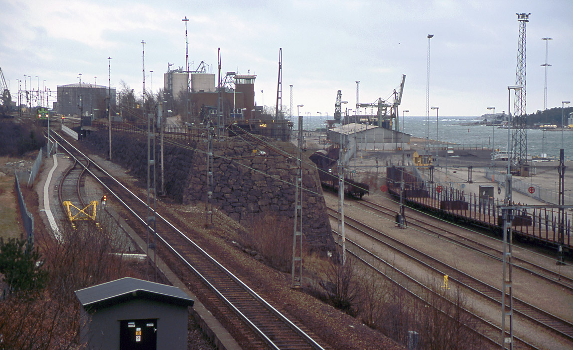 Hamnområdet i Oxelösund 2003. Spåret till vänster leder till stålverket. I vänstra hörnet står ett diesellok typ V11 som används i växlingen i Oxelösund. Foto Markus Tellerup.