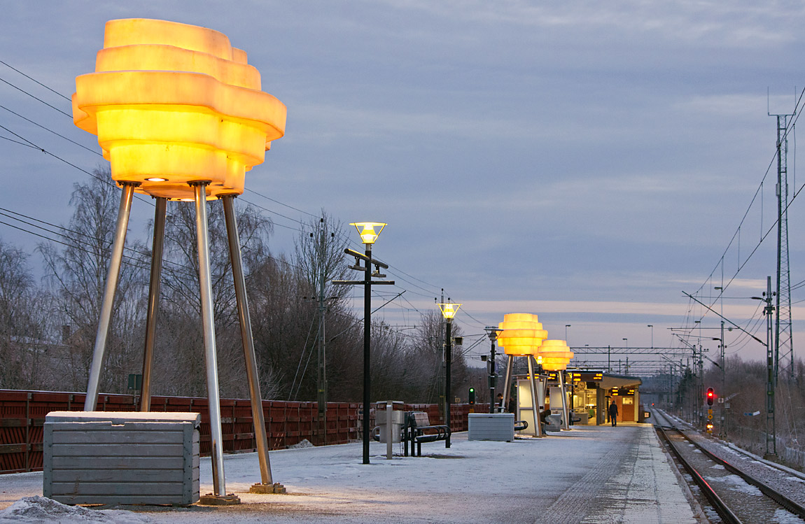 Bild: Tre rymdskepp har långtidsparkerat på pendeltågsstationen i Bro som togs i bruk 2001. Skulpturernas formgivare Annika Oskarsson kallar dem "Farkost I-III". Foto 2013, Markus Tellerup