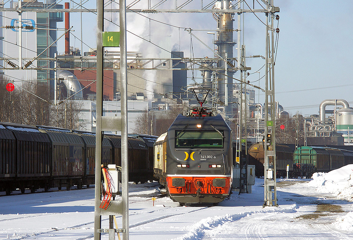 Hector Rails godståg från Hallsberg med loket 141 002 som dragkraft ankommer till Piteå den 15 april 2008. I bakgrunden Smurfit Kappas kraftlinerbruk, en av stadens stora pappersindustrier. Foto David Larsson.