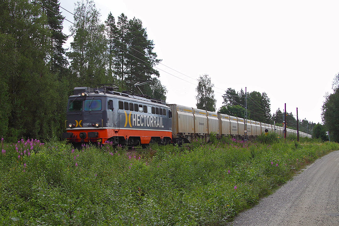Hector Rails ellok av typen 142 är en ganska vanlig syn på banan Mellansel-Örnsköldsvik, här med ett fliståg. Foto David Larsson.