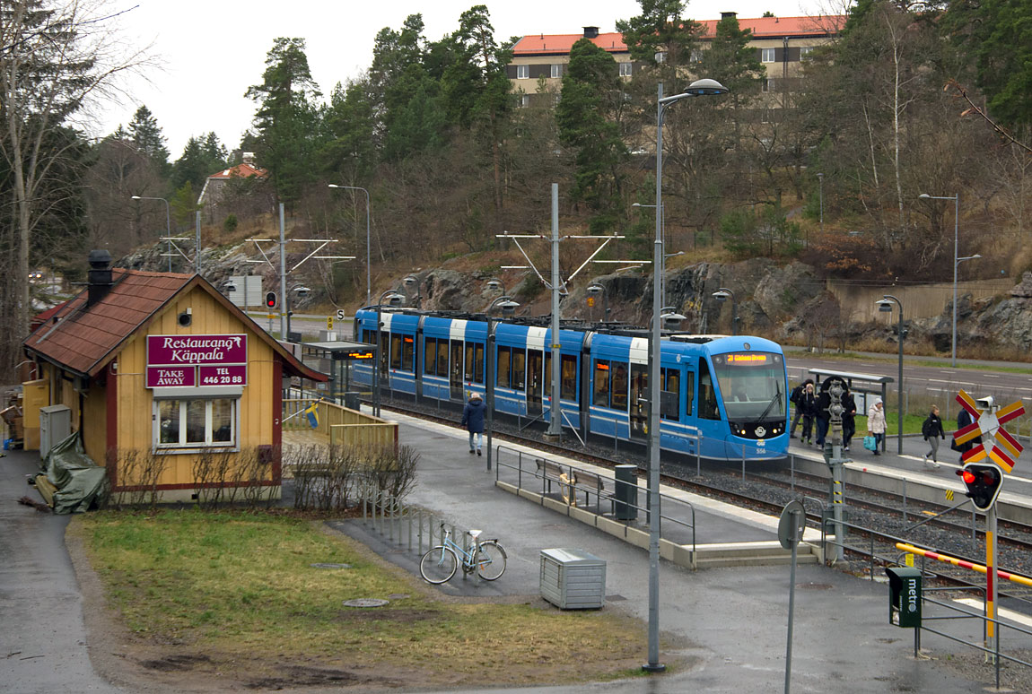 Bild: Ett tåg mot Gåshaga stannar till vid Käppala station. Foto i december 2015, Markus Tellerup.