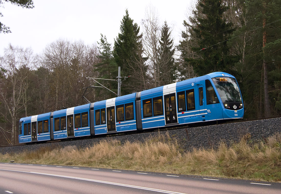 De fyrdelade A36-vagnarna är 40 meter långa och tillverkade av det spanska företaget CAF i Zaragoza. Foto vid Käppala 2015, Markus Tellerup.