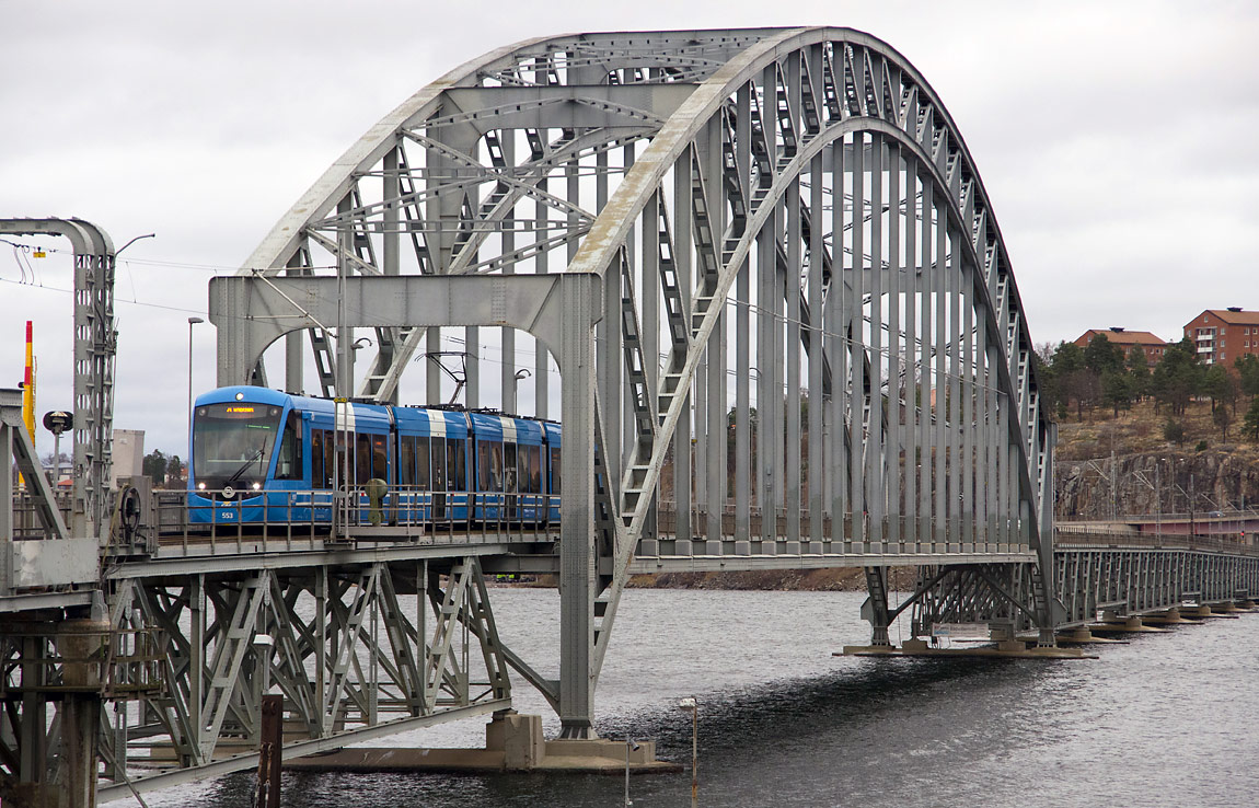 Bild: Ett tåg mot Ropsten bestående av A36 553 på Lidingöbron den 6 december 2015. Foto Markus Tellerup.