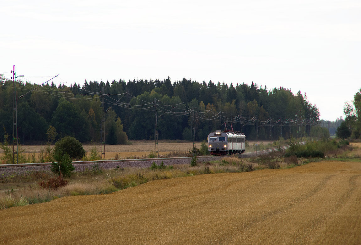 Bild: En X12-motorvagn på väg mot Sala mellan Tillberga och Ransta 2016. Foto Markus Tellerup.