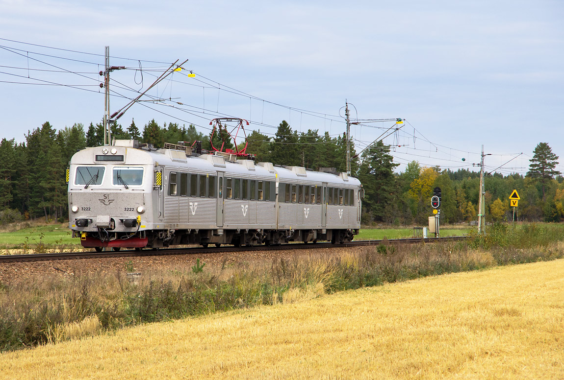 Bild: X12 3222 på väg från Sala till Linköping närmar sig Ransta den 21 september 2016. Foto Markus Tellerup.