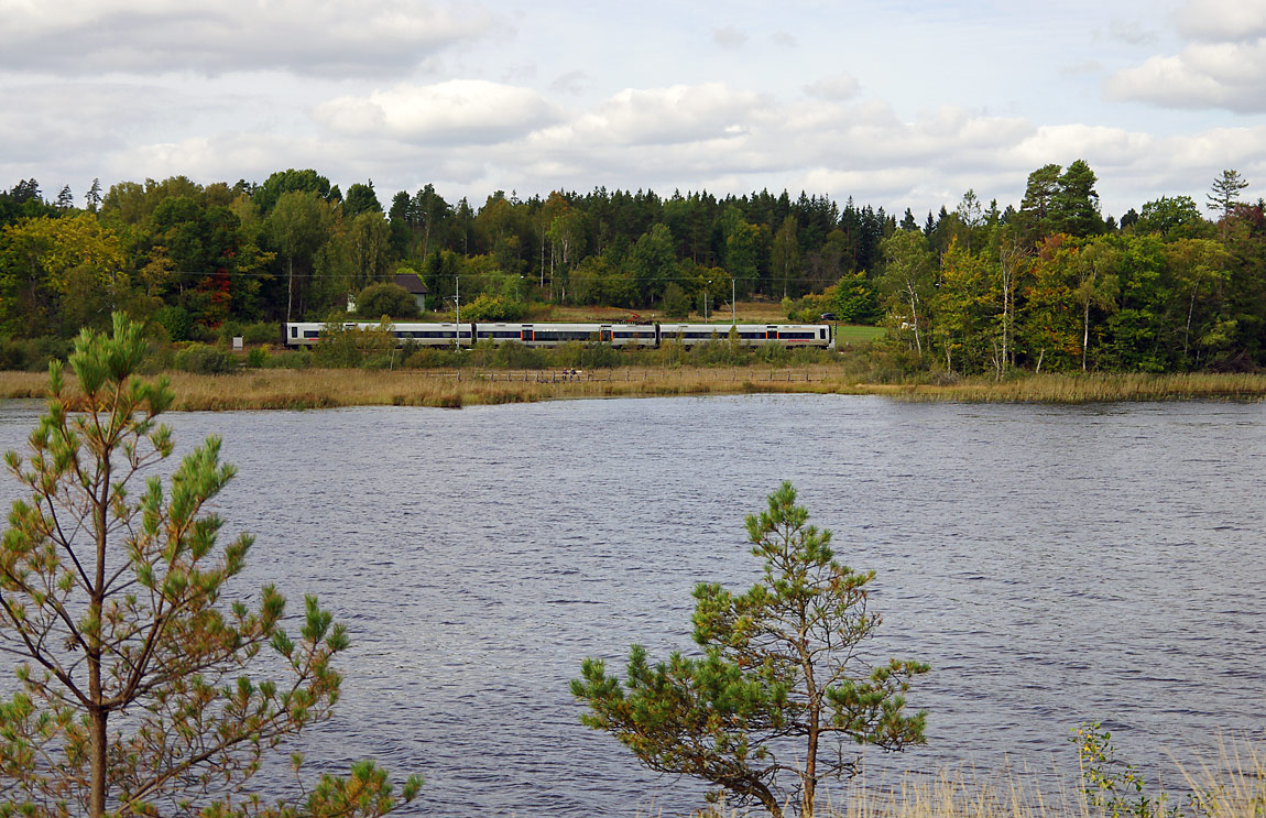 Bild: Ett Öresundståg mot Alvesta och Köpenhamn passerar Örsjö i september 2016. Foto Markus Tellerup.