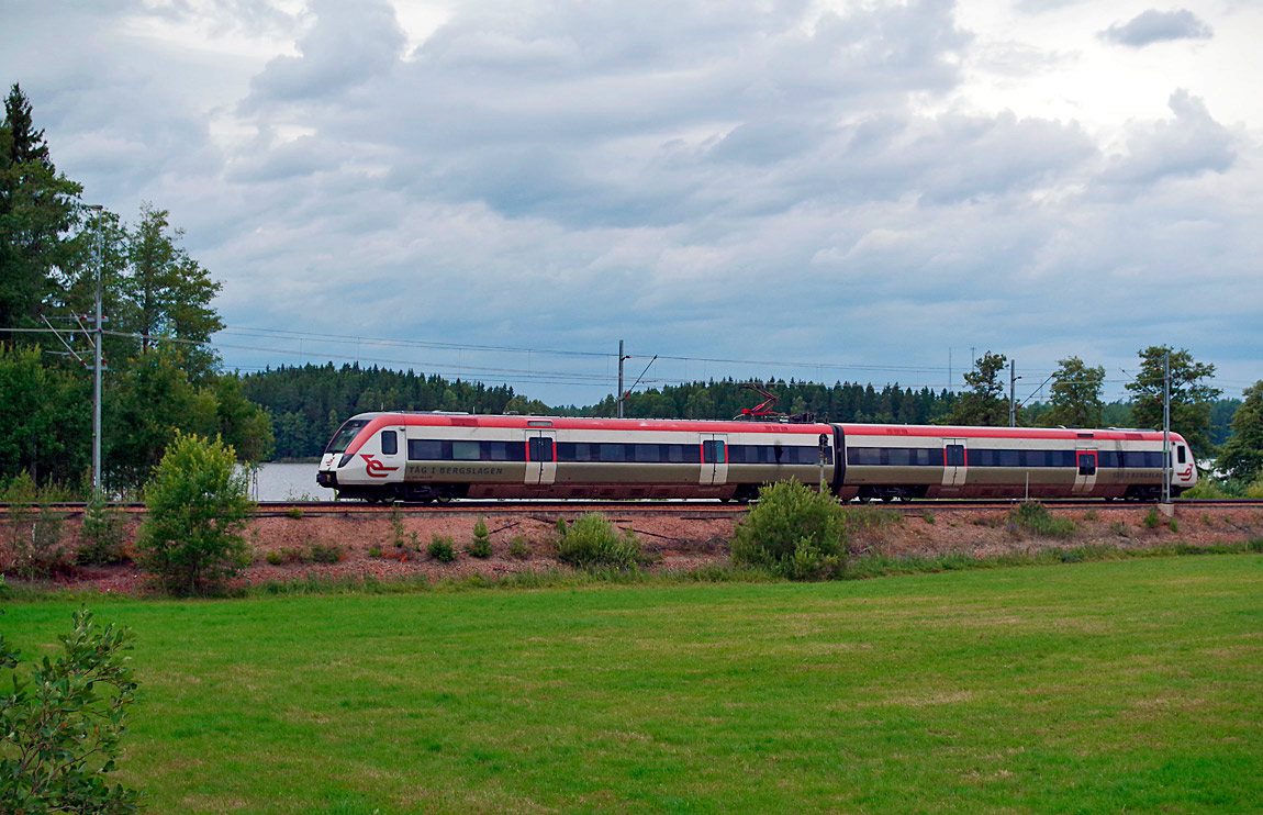 Bild: Tåg i Bergslagens X54 9005 "Silvret" på väg från Ludvika till Västerås strax söder om Virsbo den 9 augusti 2017. Foto Markus Tellerup.