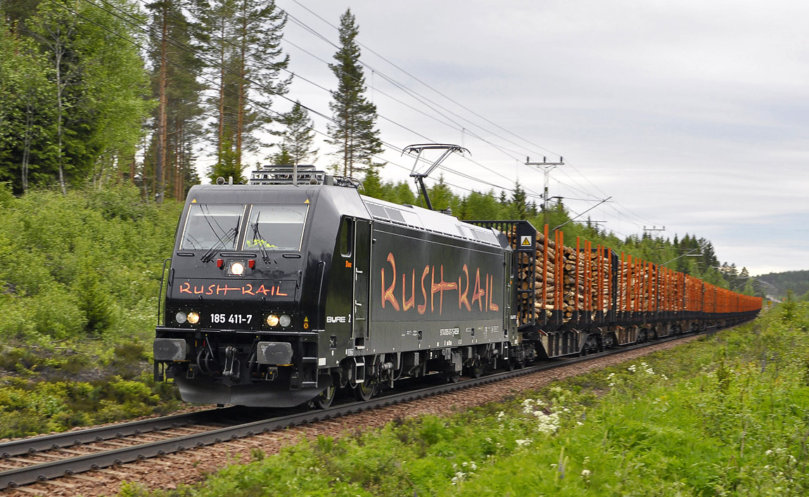 Rush Rail med virkeståg Ljusdal-Gävle vid Röstbo den 3 juni 2014. Ett modernt lok av typen 185 drar tåget. Foto den 3 juni 2014, Jonny Goude.