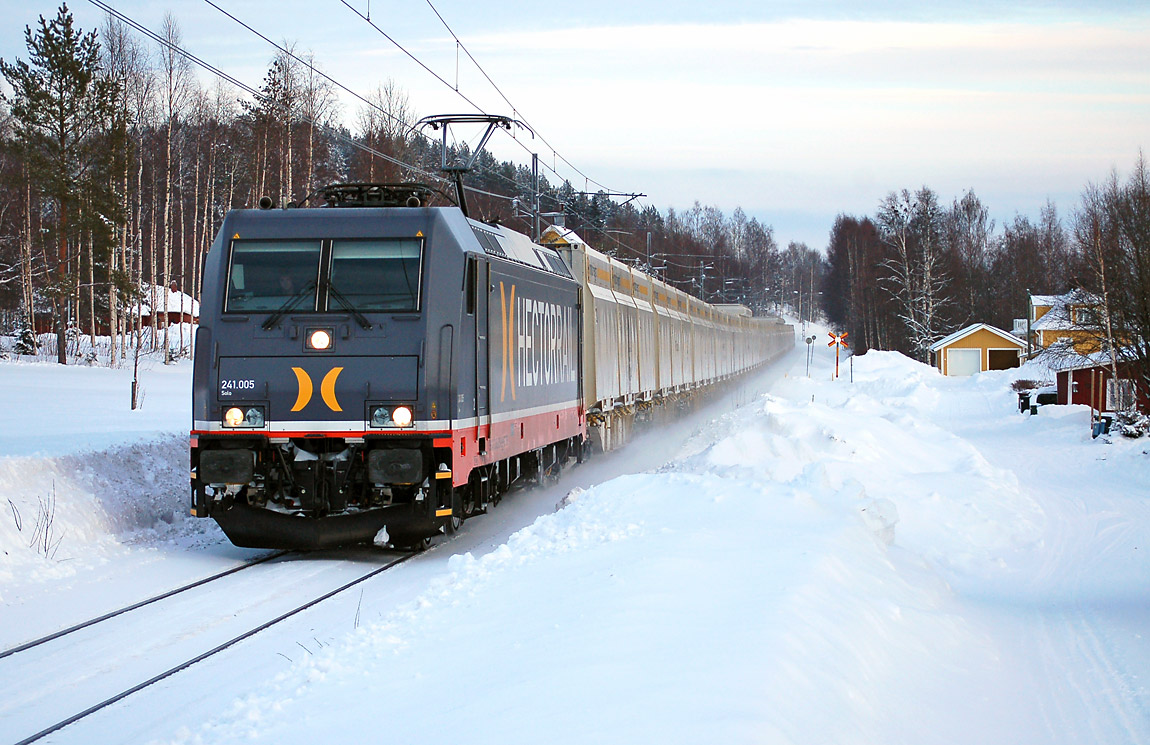 Hector Rails lok "Solo" av typen 241 drar ett biobränsletåg vid Tuvan mellan Skellefteå och Ursviken den 20 februari 2009. Foto Jonatan Rydberg.