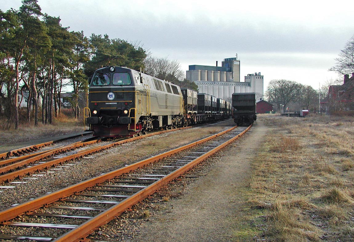 Bild: TMZ 1404 med godståg lastat med vägsalt i Åhus 19 december 2005