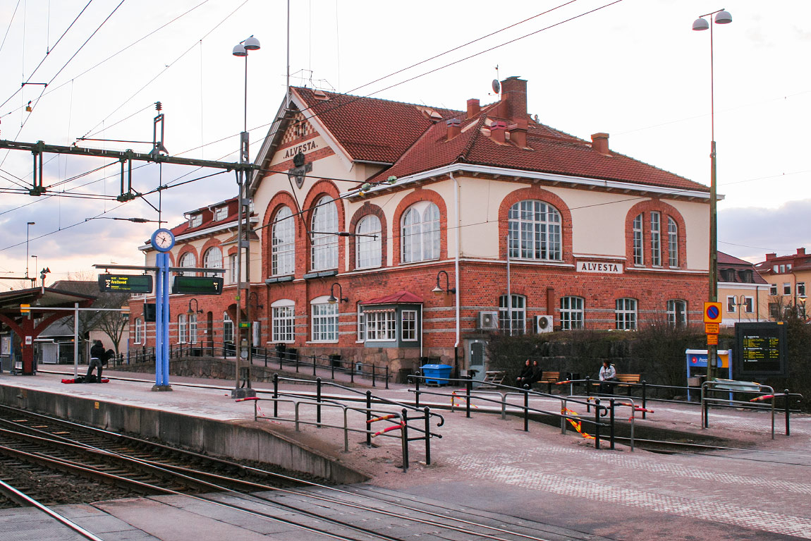 Alvesta fick ett nytt fint stationshus ritat av Folke Zettervall år 1909. Några år tidigare hade Borås-Alvesta Järnväg öppnats vilket gjorde Alvesta till en betydande järnvägsknut. Huset var unikt genom att ha väntsalen på andra våningen och en gångbro över spåren. Gångbron revs 1989 men en ny uppfördes 2012. Foto 2010, Frederik Tellerup.