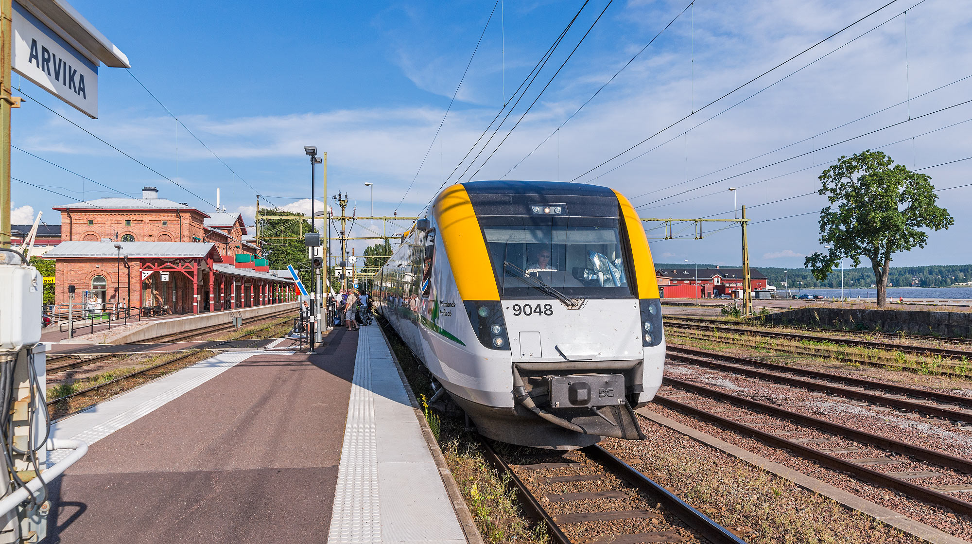 Värmlandstrafiks tåg mot Charlottenberg gör uppehåll i Arvika 2014.