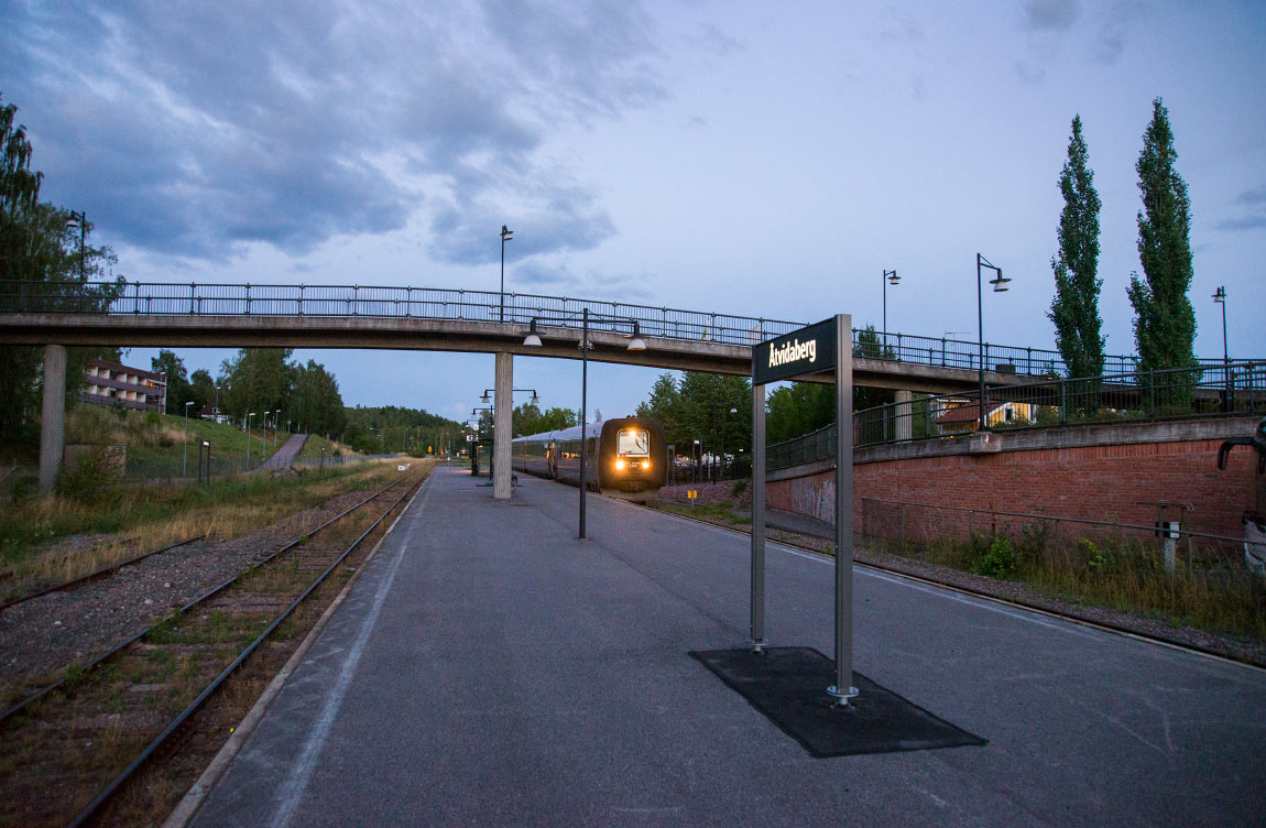 Bild: Tåg mot Linköping i Åtvidaberg en augustikväll 2014