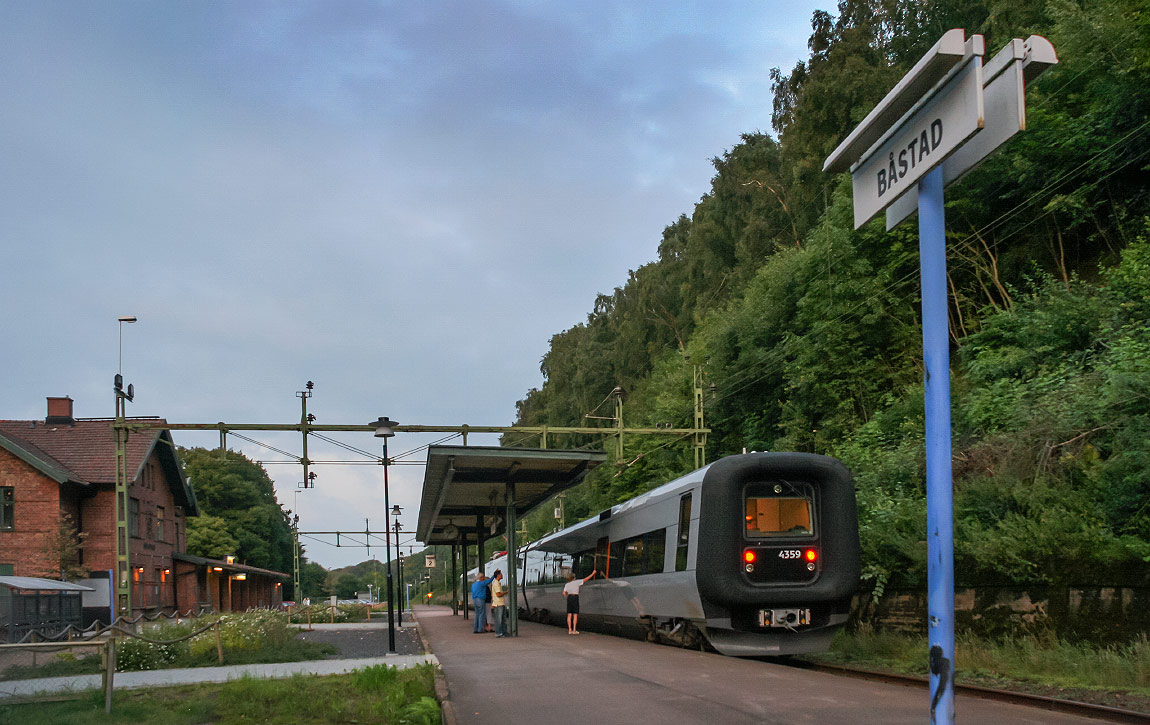 Ett Öresundståg mot Göteborg gör uppehåll vid den gamla stationen i Båstad 2005