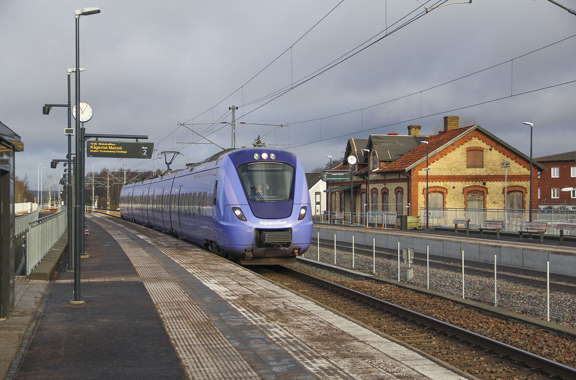 Bild: Södergående tåg 1415 Åstorp-Malmö i form av en X61-motorvagn gör uppehåll i Billesholm 25 januari 2022