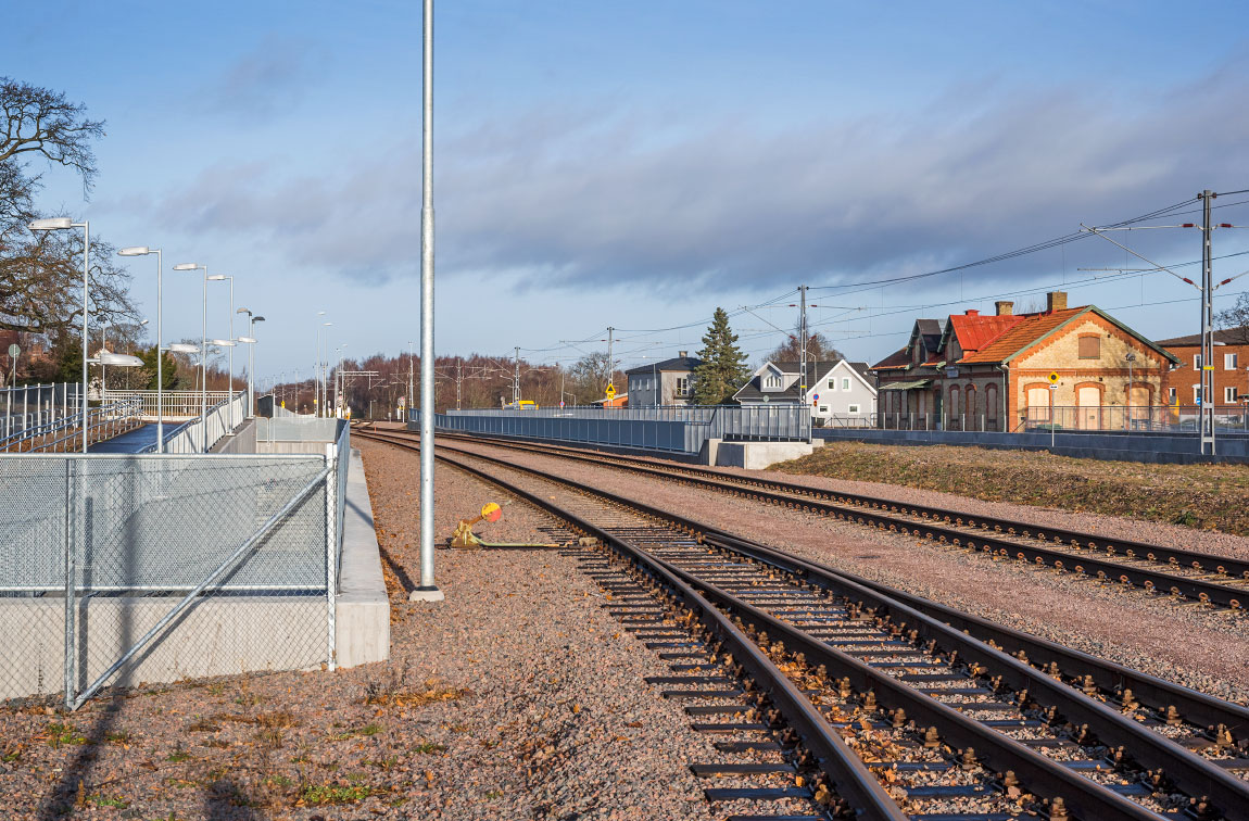 Bild: Förberedelser för pågatågstrafiken har redan gjorts i Billesholm - en undergång har byggts under bangården och plattformar har påbörjats. Foto i december 2016.
