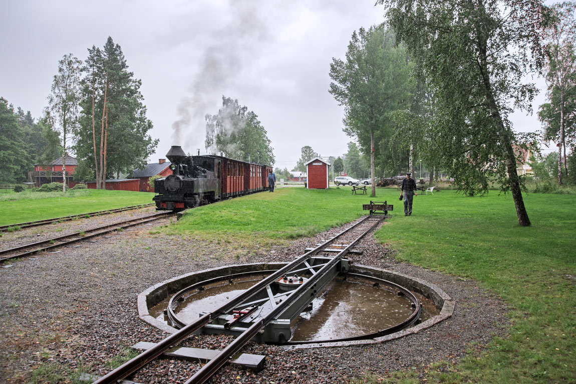 Bild: Museibanans station i Bor 2015. I bakgrunden till höger skymtar normalspårets stationshus.