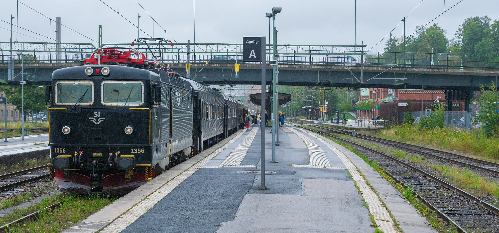 Bild: SJ:s tåg Göteborg-Kalmar gör uppehåll i Borås en regnig sommardag 2024