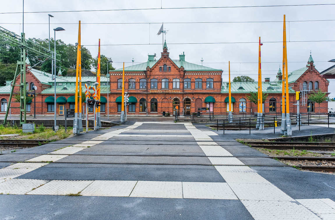 Nuvarande Borås Central byggdes 1894 i samband med tillkomsten av järnvägen från Göteborg. Stationen hette ursprungligen Borås Nedre men blev huvudstation för alla järnvägslinjer i Borås år 1930. Byggnadens rundbågestil gör den speciell bland de svenska stationshusen. Foto 1993, Markus Tellerup.