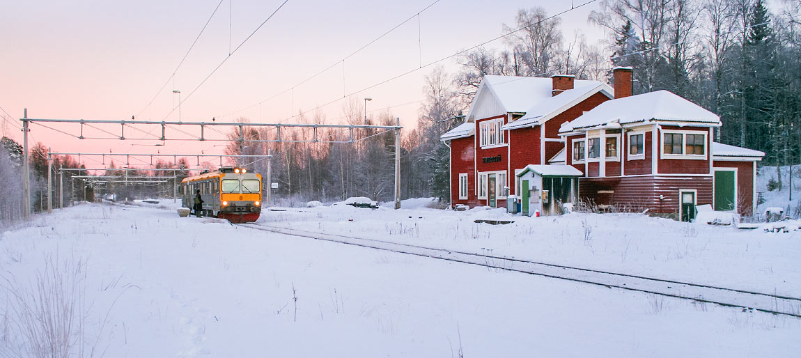 Bild: Genvägen i Bergslagen, bestående av en Y1-motorvagn, gör uppehåll i Bredsjö 12 januari 2010