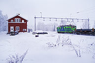 Bild: Ett stålämneståg till Hällefors passerar Bredsjö i januari 2010. 
