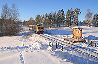 Bild: Ett tåg mot Ludvika passerar hållplatsen vid Bredsjö herrgårdar i januari 2010