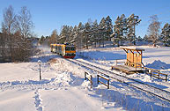 Bild: Ett tåg mot Ludvika passerar hållplatsen vid Bredsjö herrgårdar i januari 2010