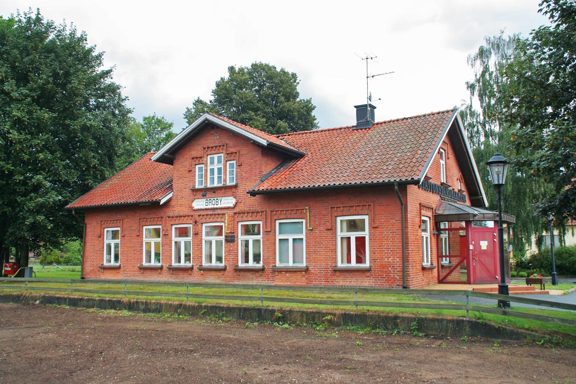 Bild: Stationshuset i Broby 2006