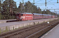 Bild: TGOJ Bt 303 och 310 med tåg i Södertälje