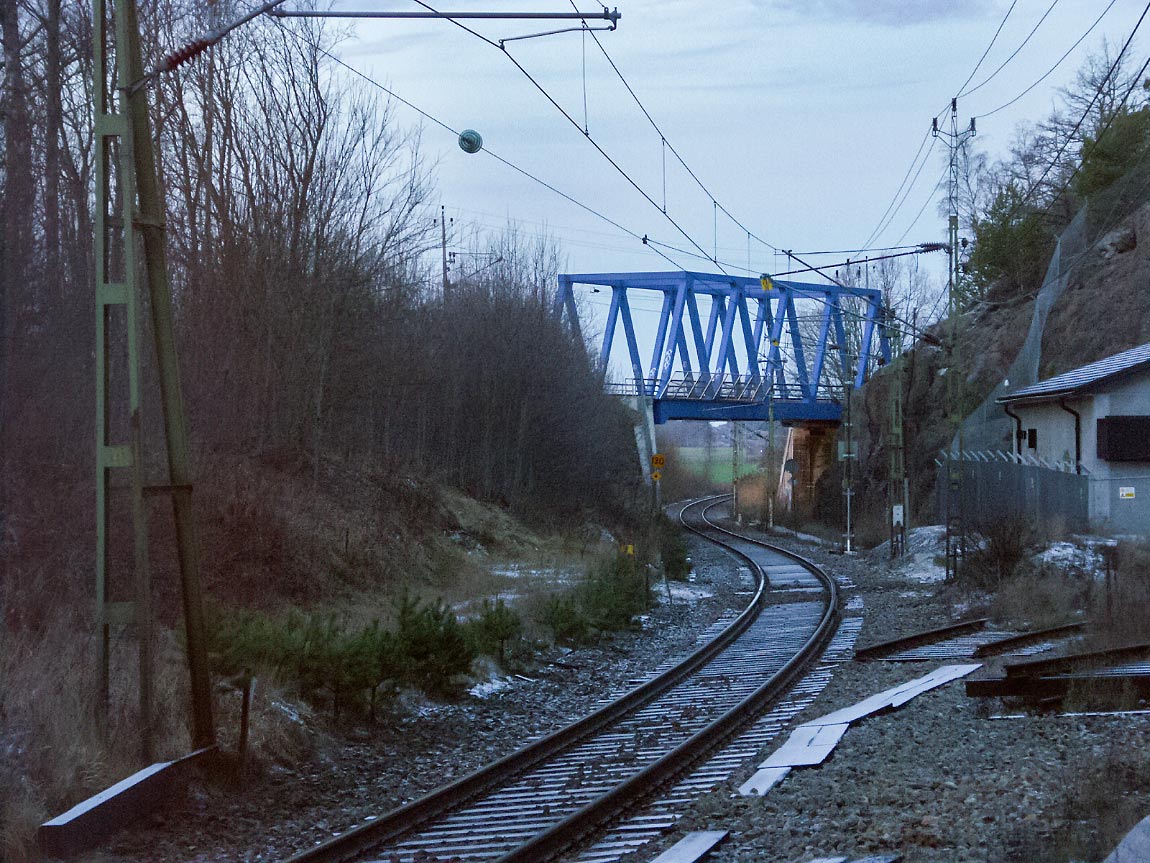 Strax väster om Nyköping slingrar sig banan under järnvägen mellan Flen och Oxelösund. Denna byggdes 40 år före Nyköpingsbanan. Foto Markus Tellerup.