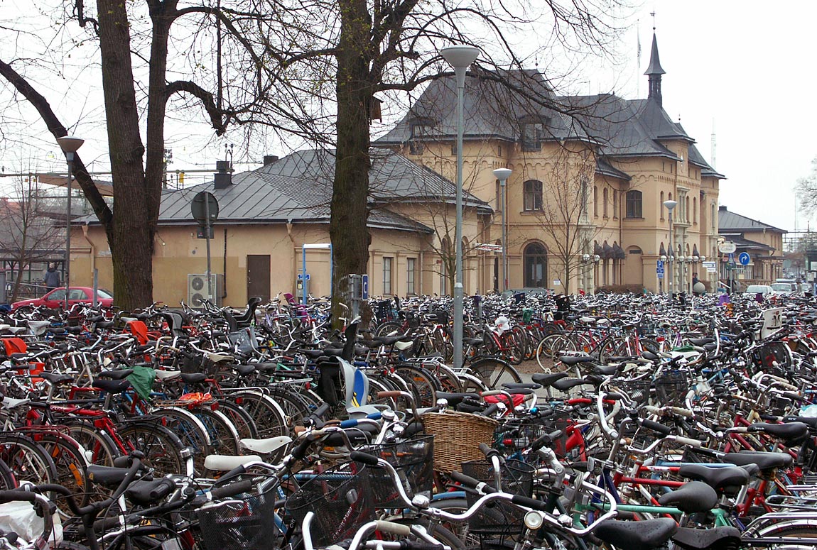 EAW Edelsvärds stationsbyggnad från 1866 i Uppsala bakom ett hav av cyklar. Foto 2004, Markus Tellerup.
