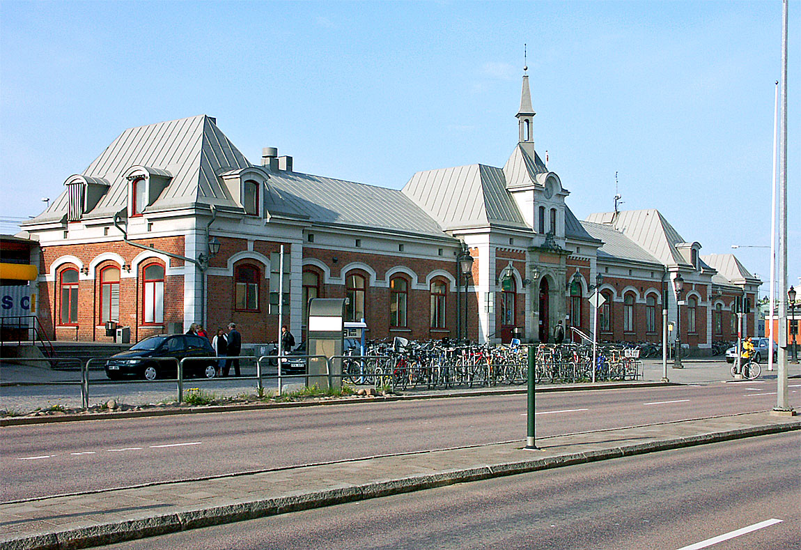 Stationshuset vid Karlstad C 2004. Huset är en välbevarad representant för Adolf Wilhelm Edelsvärds stationsarkitektur och stod färdigt 1869 när stambanan nådde Karlstad. Här fanns då också en banhall men den revs år 1900. Foto Markus Tellerup.