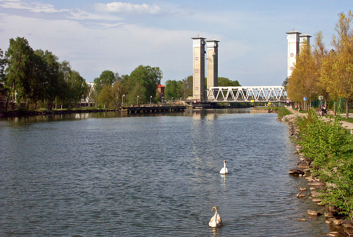 Lyftbron över Trollhätte kanal i Trollhättan 2004. Bron ersatte en äldre bro år 2001. Till vänster skymtar även den fasta bron över Göta älv. Foto Markus Tellerup.