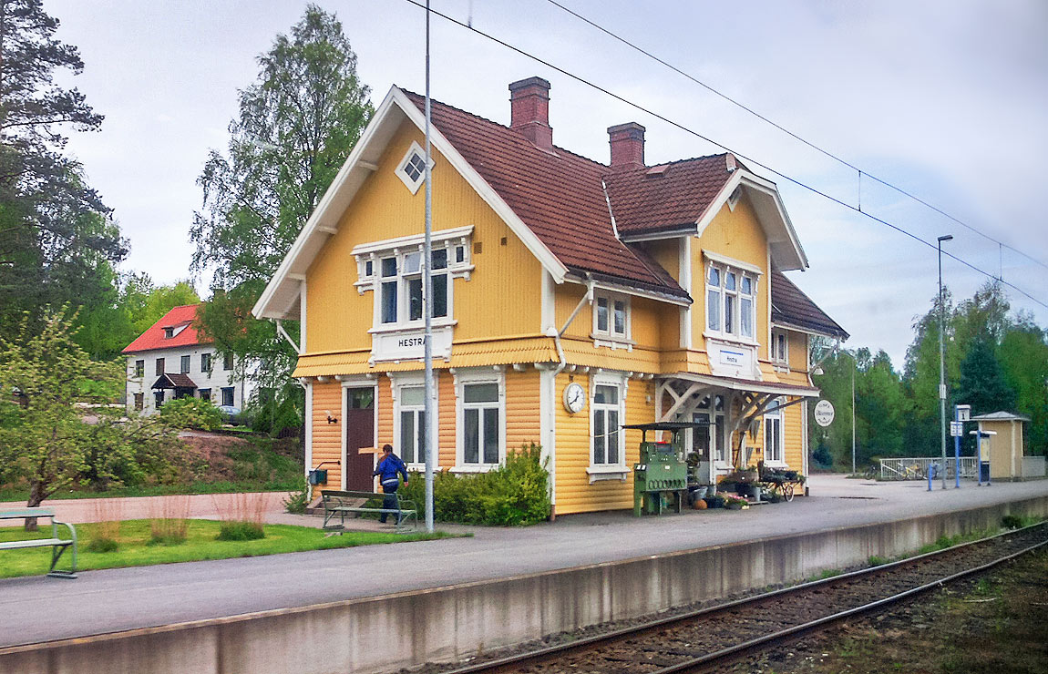 Borås-Alvesta Järnväg byggde i allmänhet sina stationshus i trä och en hel del snickarglädje. Här stationshuset i Hestra 2004. Foto Markus Tellerup.