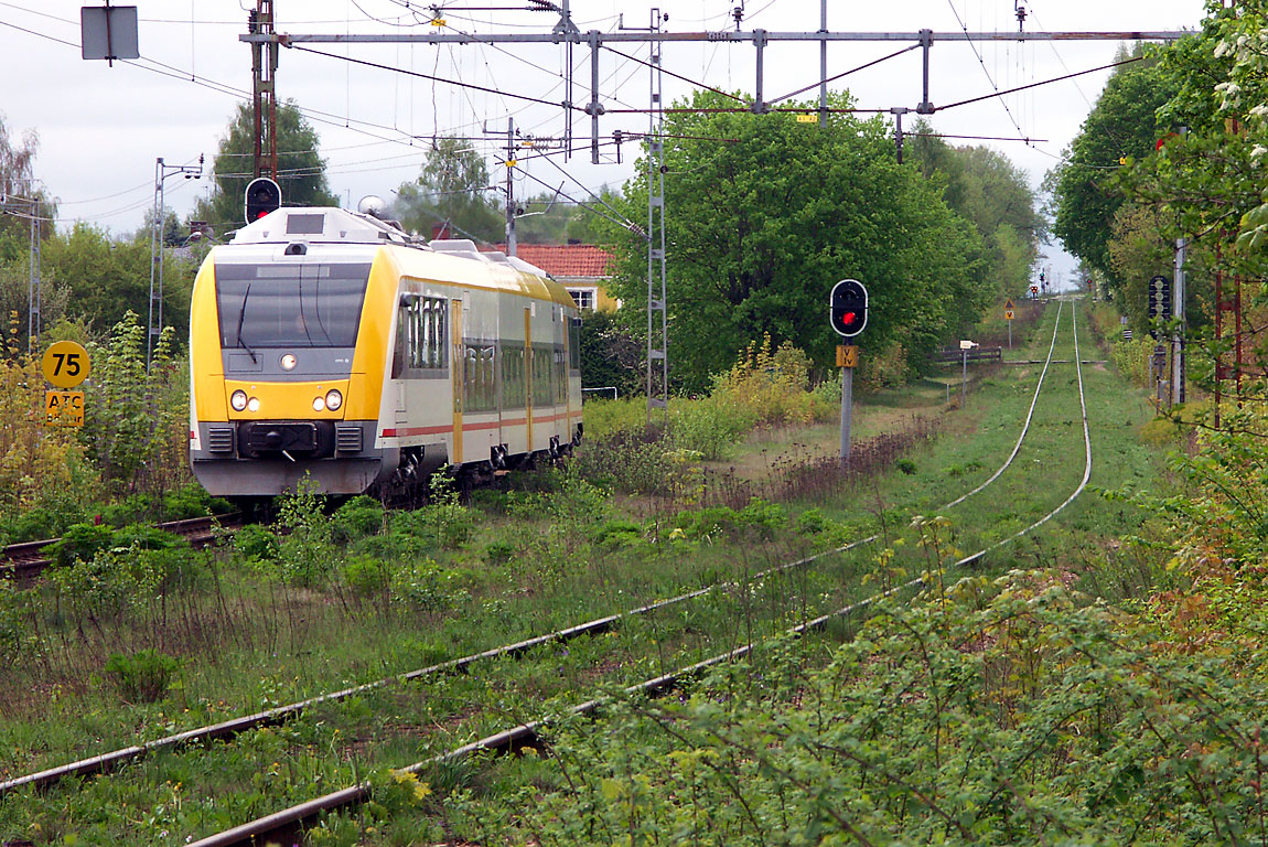 Y32 1410 som tåg Växjö-Jönköping ankommer Värnamo i maj 2004. Till höger banan från Halmstad. Foto Markus Tellerup.
