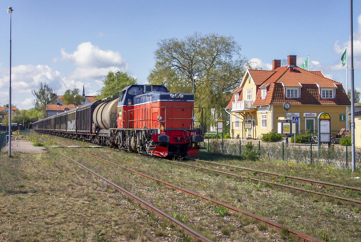 Bild: Tåg mot Mönsterås bruk passerar Mönsterås