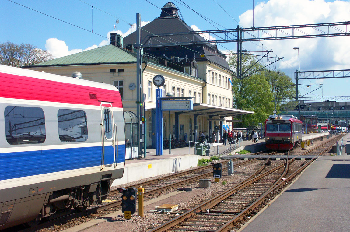 Bild: Kalmar C våren 2004. En Y2-motorvagn har just ankommit från Linköping samtidigt som en Y1-motorvagn avgår i motsatt riktning. Foto Markus Tellerup.